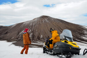 Снегоходная группа на фоне вулкана Горелый