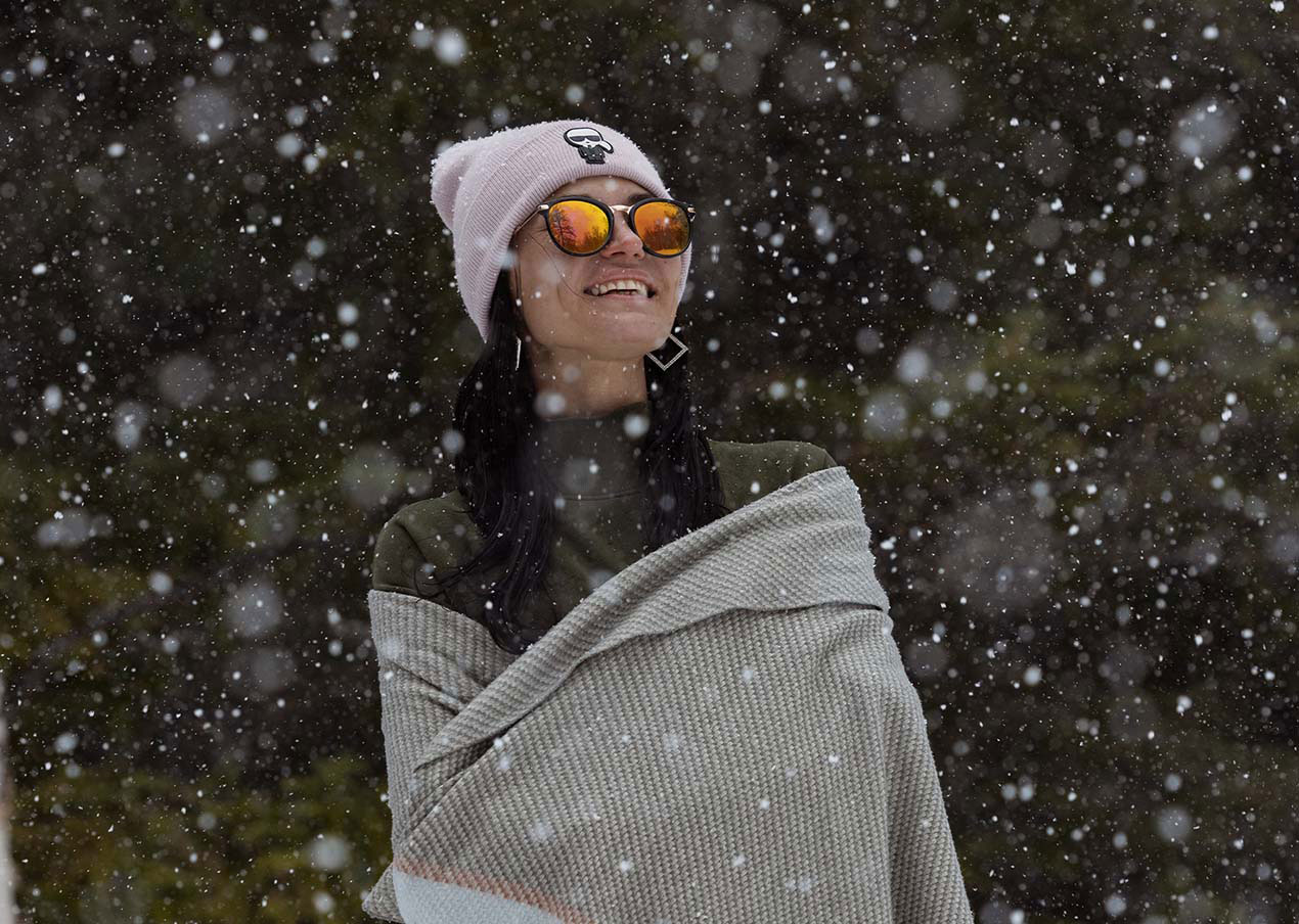 Кроноцкий заповедний. Девушка на фоне снегопада